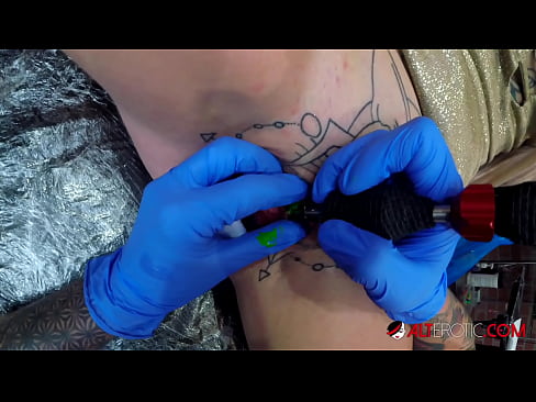 ❤️ Sully Savage, hottie estremamente tatuata, hà fattu un tatuatu nantu à u clitoris ❤ Super sex à co.klassikaprint.ru ❤